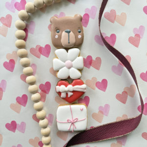 set de 4 biscuits décorés à la main, nounours, fleur, coeur et lettre d'amour