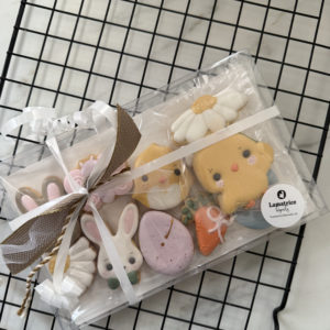 10 biscuits de paques décorés et dans un joli coffret